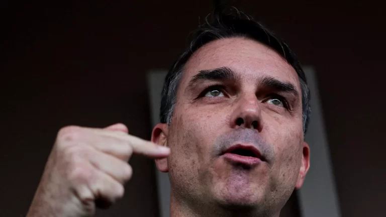 RACHA NO CLÃ BOLSONARO JÁ PREOCUPA O CENTRÃO E TUMULTUA A CANDIDATURA DE FLÁVIO