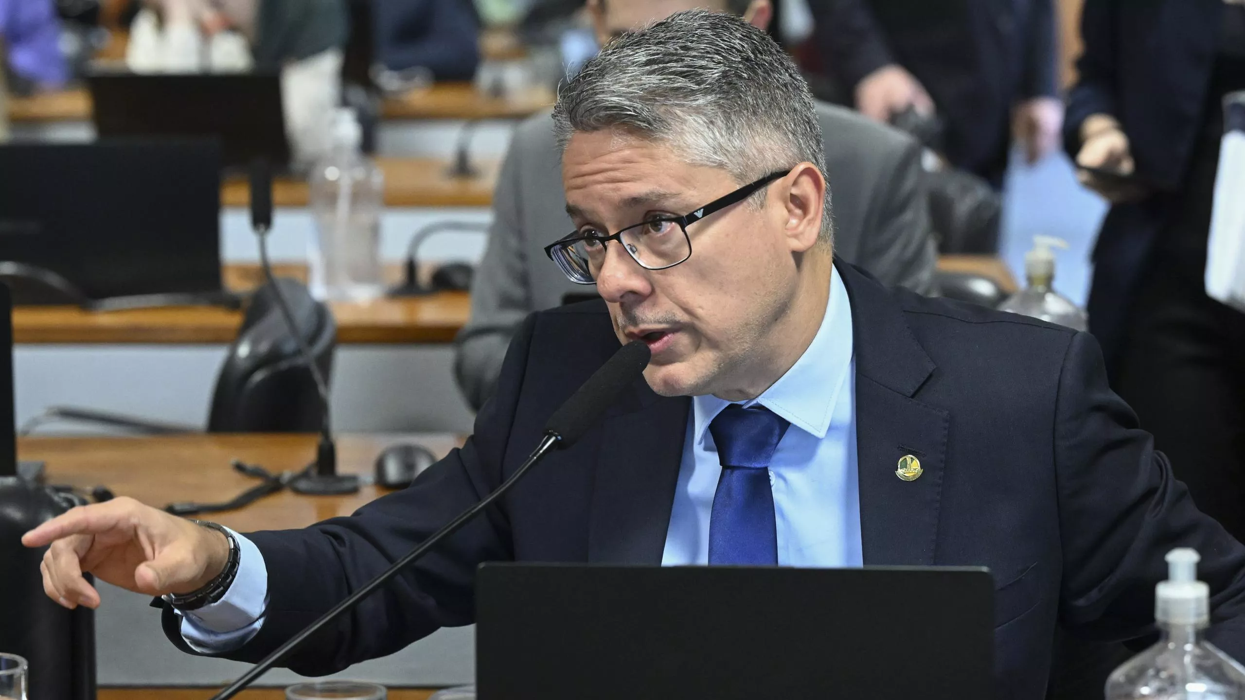 ESCRITÓRIO DA MULHER DE MORAES VAI PROCESSAR O SENADOR ALESSANDRO VIEIRA