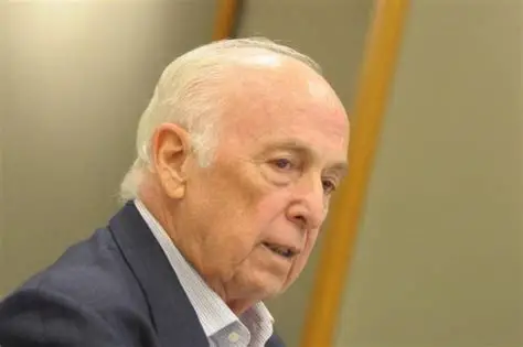 BRESSER PEREIRA DISPARA CONTRA GALÍPOLO E O CHAMA DE TRAIDOR