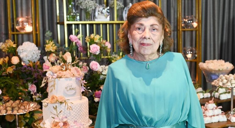 DOLORES PIERRE CHEGA AOS 90 YEARS CHEIA DE CHARME E GANHA FESTA SUPIMPA