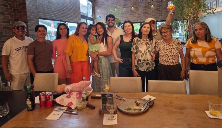 FAMÍLIA SE REÚNE EM RESTÔ DA MODA ROMEIRO EM TORNO DE RINAURA COELHO