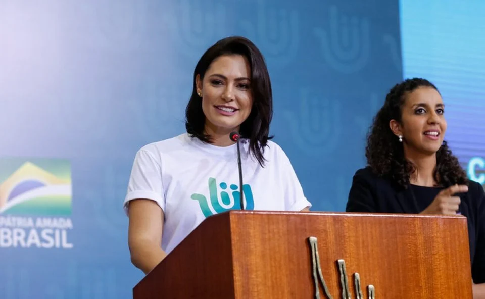 MICHELLE BOLSONARO SORRI AO FALAR SOBRE INFERNO ASTRAL DO ENTIADO