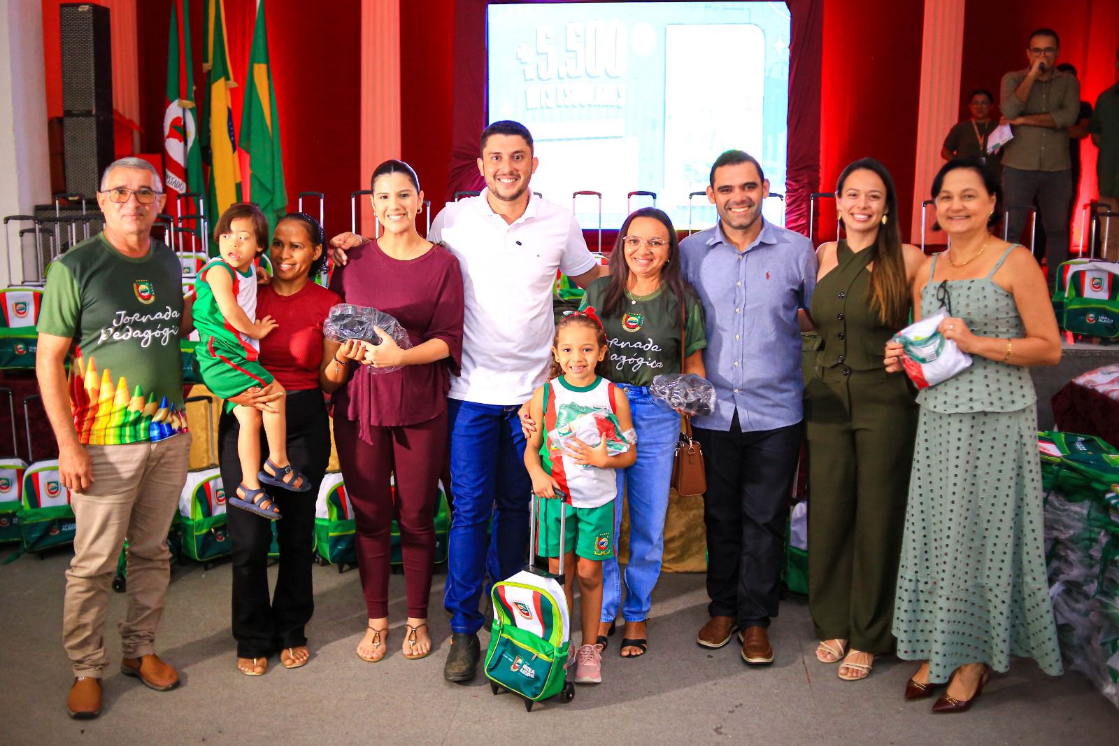 PREFEITÃO FLAVINHO REALIZA ENTREGA DE FARDAMENTOS E KITS PEDAGÓGICOS PARA A ESTUDANTADA