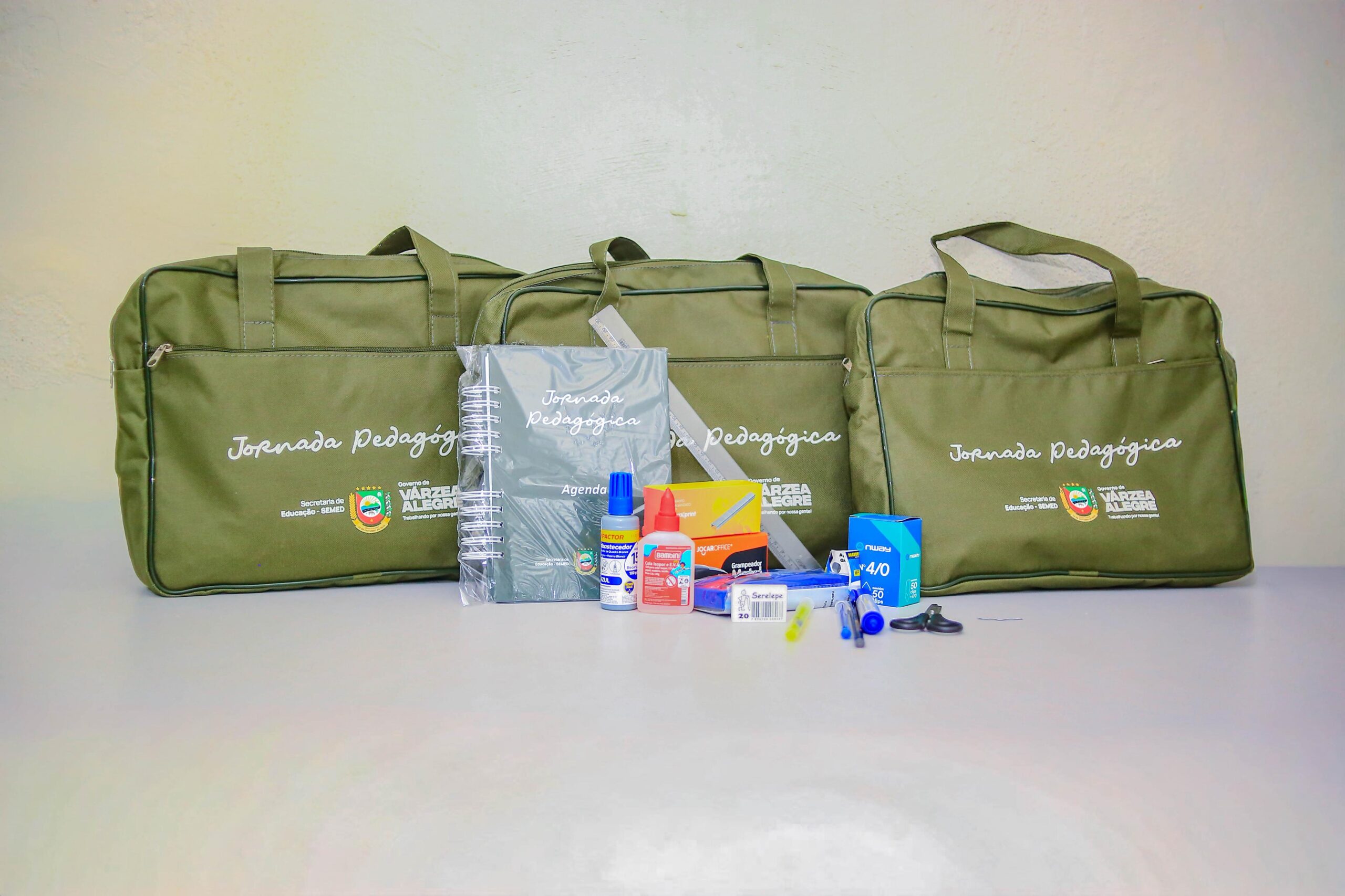 PREFEITURA DE VARZEA ALEGRE ENTREGA FARDAMENTOS E KITS PEDAGÓGICOS PARA ESTUDANTADA