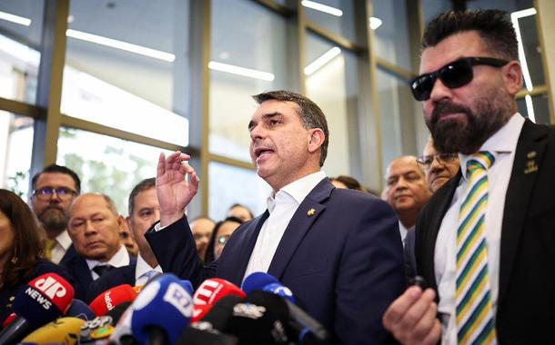 FLÁVIO BOLSONARO VAI PEDIR PARA SAIR