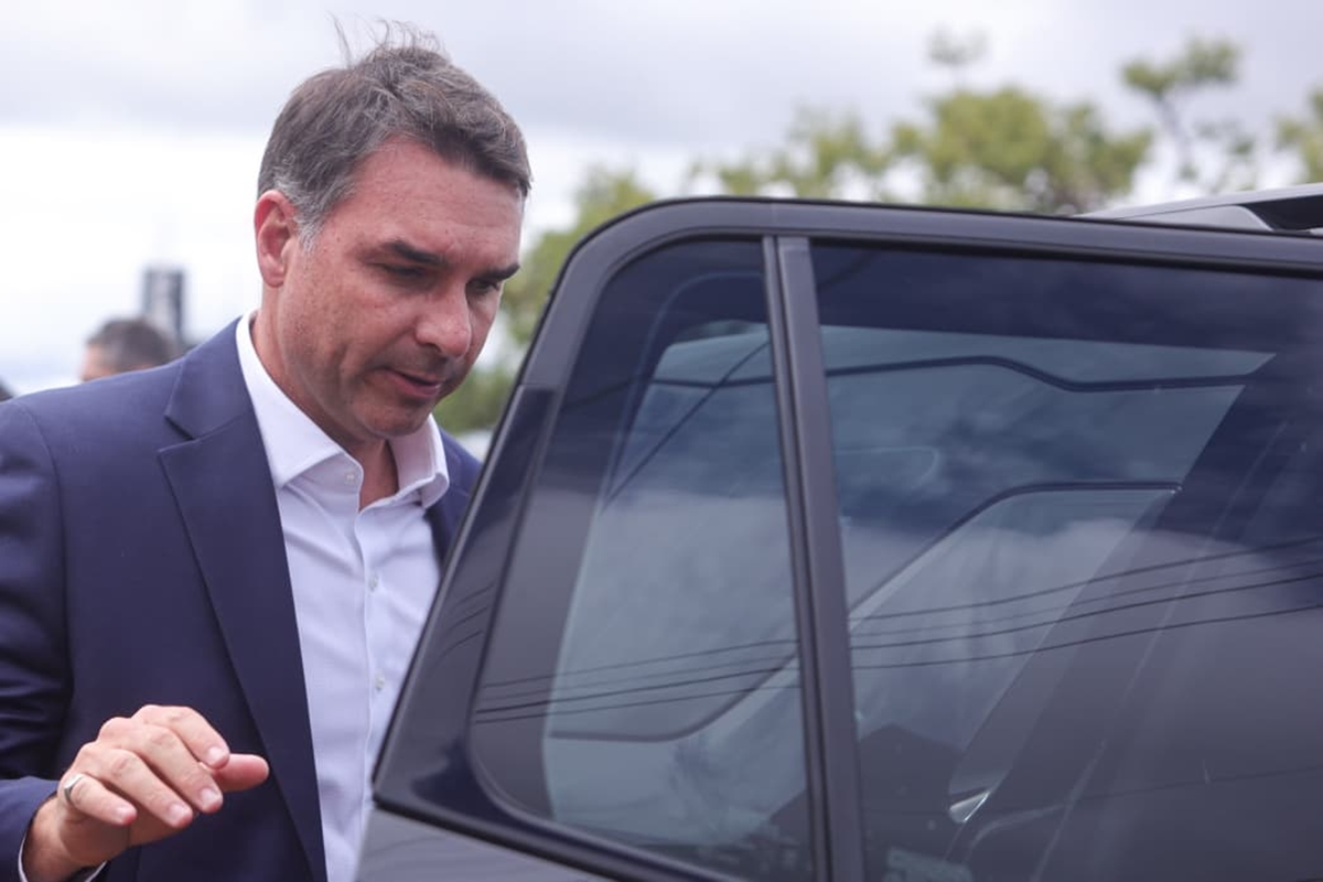 FLÁVIO BOLSONARO CORRE PARA DEFINIR PALANQUE EM MINAS, APÓS AVANÇO DE LULA NAS PESQUISAS
