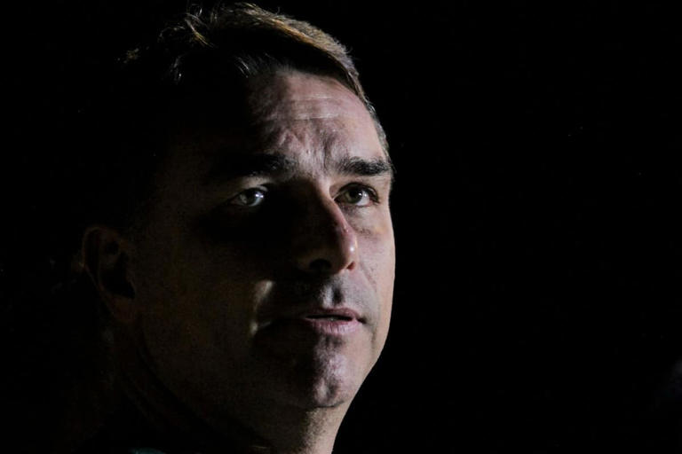 FLÁVIO BOLSONARO APAVORADO COM 2 VIDEOS: NA CASA DO NUDISMO DE VOCARO E O OUTRO EM CRISE COM A MULHER