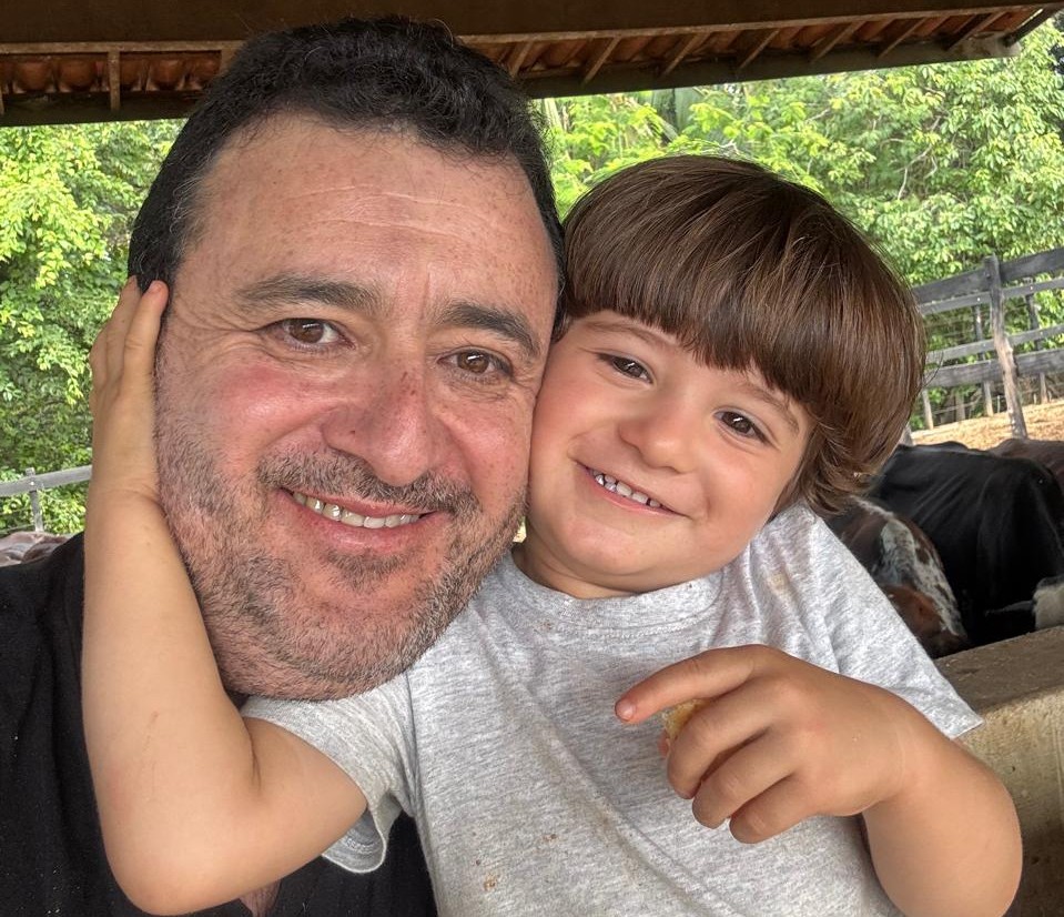 EM PLENO CLIMA FEIJOEIRO, MARCELO BARRETO E TECINHO APAGAM VELINHAS