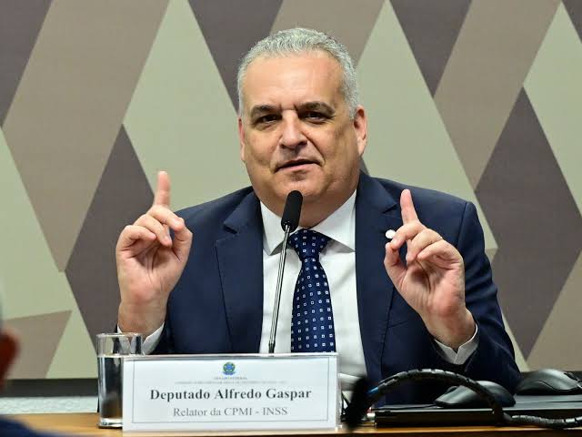 VICE DE FLÁVIO BOLSONARO REVELA ESCASSEZ DE ALTERNATIVAS NO PL, DIZ ANALISTA