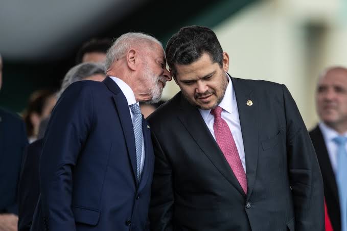 ALCOLUMBRE VIROU PEÇA CHAVE PARA ENFRAQUECER PALANQUES DE FLÁVIO BOLSONARO