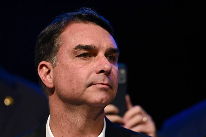 FLÁVIO BOLSONARO E O PARADOXO DA DIREITA: VOTOS SEM ALIADOS