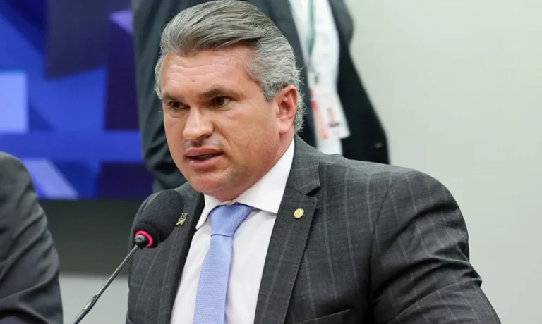 JULIAN LEMOS DIZ QUE PATRIMÔNIO DE EDUARDO E FLÁVIO BOLSONARO CRESCEU 353 VEZES EM RELAÇÃO A 2018