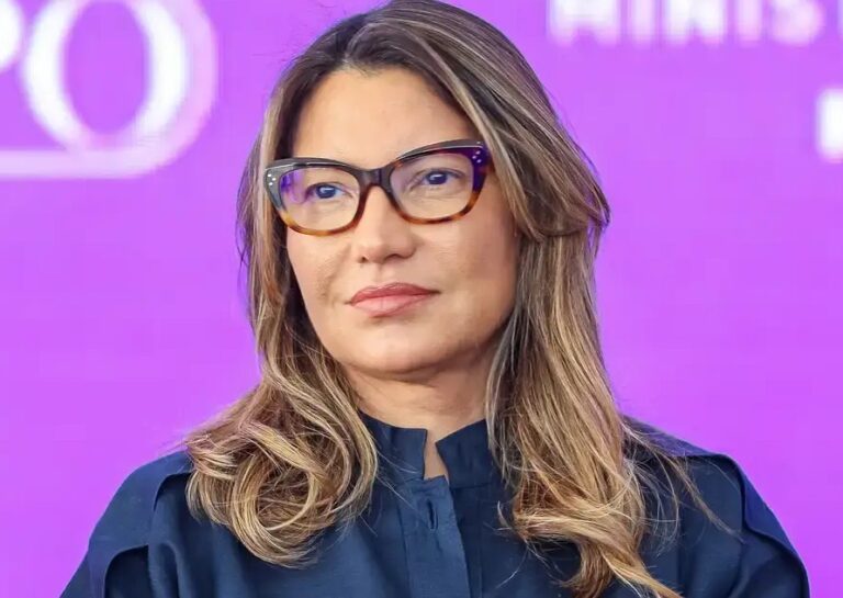 JANJA DA SILVA COMPLETA HOJE 60 YEARS ENVOLTA NUMA CAMPANHA POLÍTICA FERVENTE