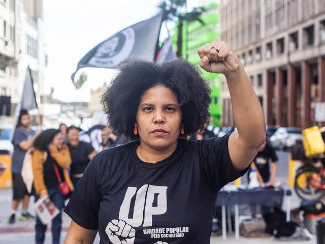 MULHER NEGRA CANDIDATA AO PLANALTO PROPÕE DOBRAR O SALÁRIO MÍNIMO