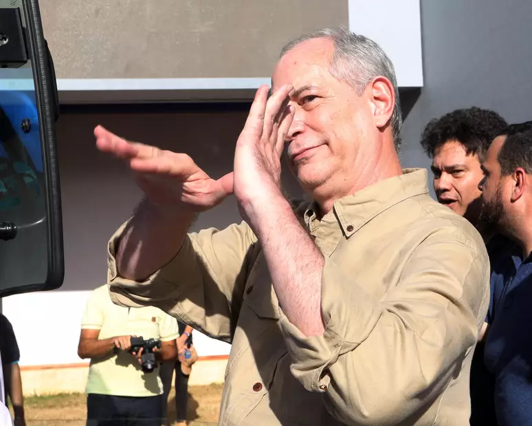 CIRO GOMES, FLÁVIO BOLSONARO E UMA ALIANÇA QUE PARECE NÃO CABER NUM MESMO PALANQUE