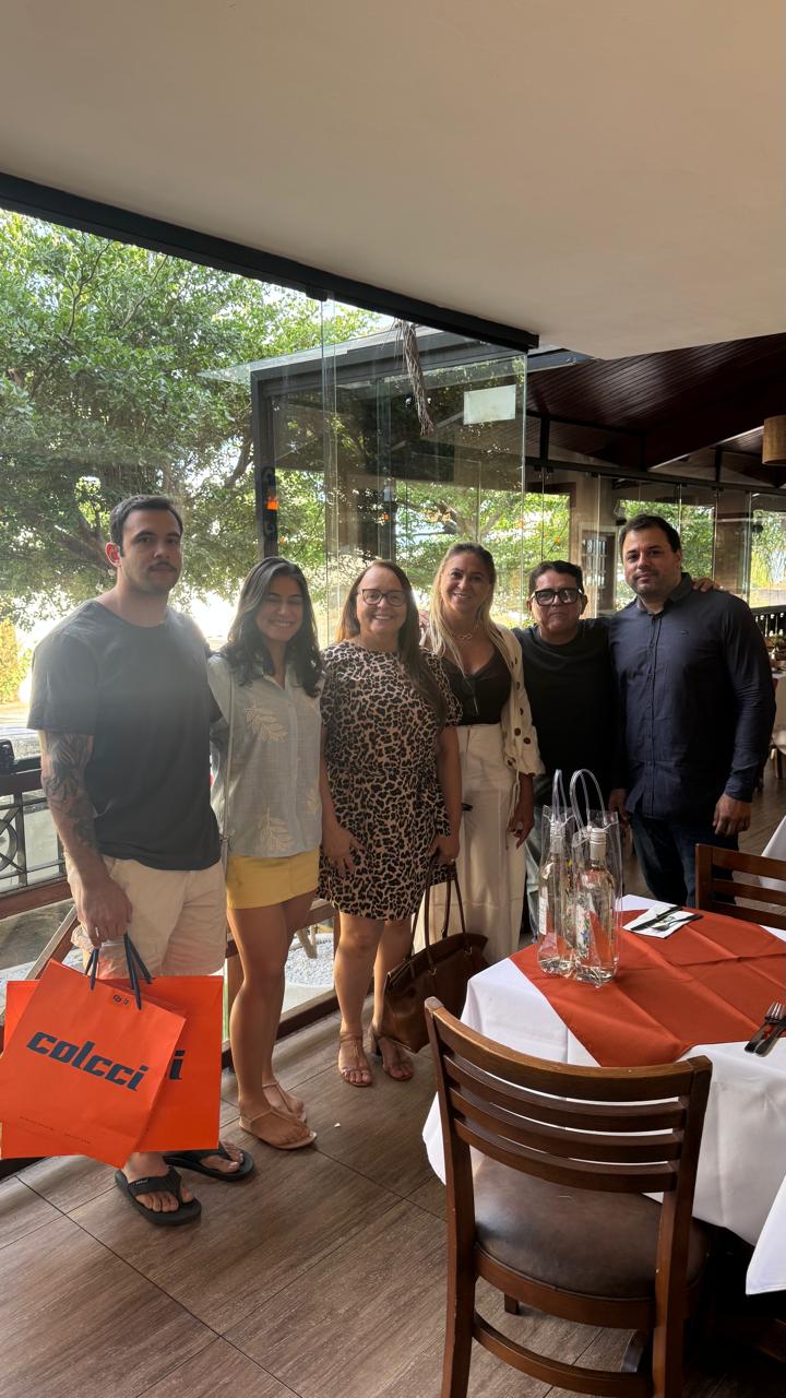 TURMA QUE ANDAVA MEIO AFASTADA ], RESOLVE SE ENCONTRAR PARA BEBERICAGENS E MUITA CONVERSA