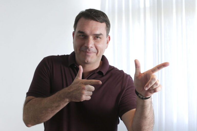 FLÁVIO BOLSONARO PUBLICOU EM SUAS REDES VIDEO ENGANOSO QUE MOSTRA PETISTA USANDO DROGAS
