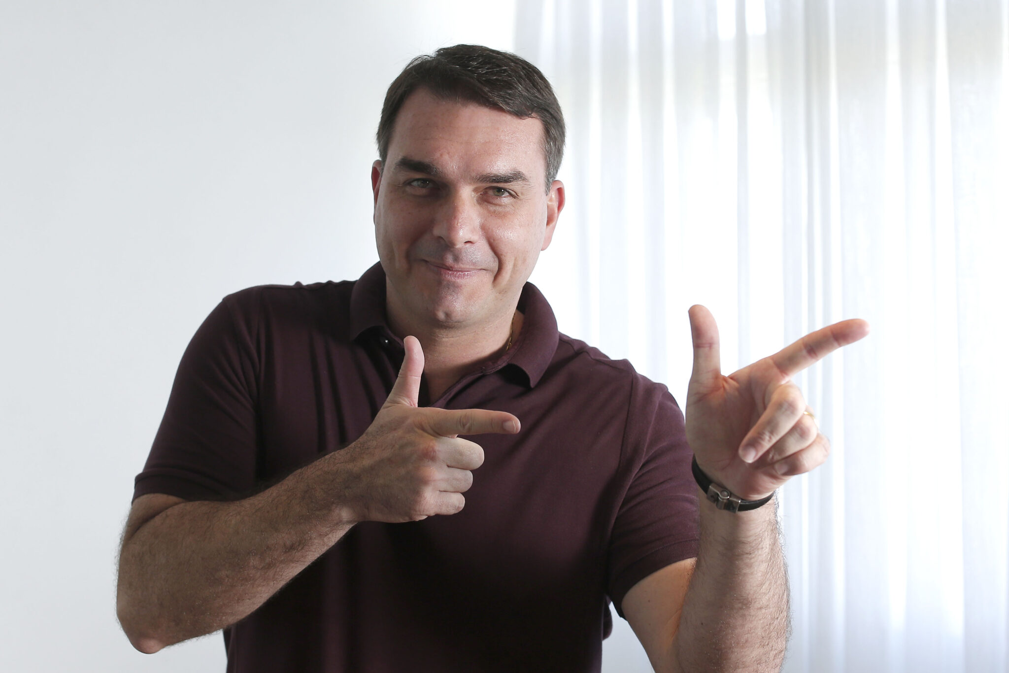 FLÁVIO BOLSONARO PUBLICOU EM SUAS REDES VIDEO ENGANOSO QUE MOSTRA PETISTA USANDO DROGAS