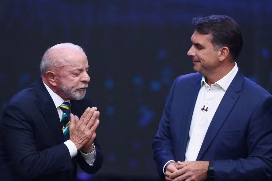 FLÁVIO BOLSONARO NÃO RESPONDEU A NENHUMA DAS MUITAS PERGUNTAS QUE LULA APRESENTOU