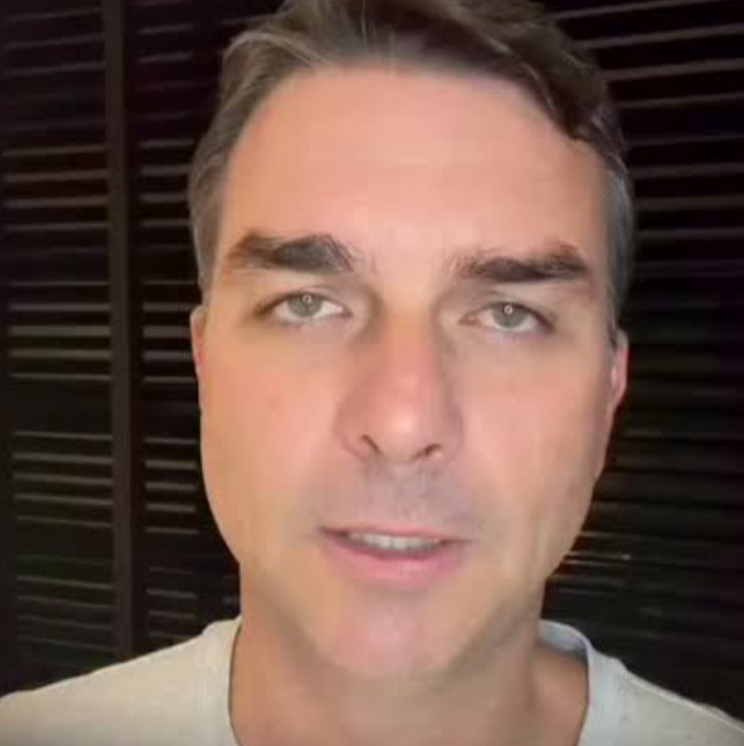 FLÁVIO BOLSONARO: UM CANDIDATO QUE SE ENROLA NAS PRÓPRIAS PALAVRAS E JÁ SENTE O CHEIRINHO DA DERROTA
