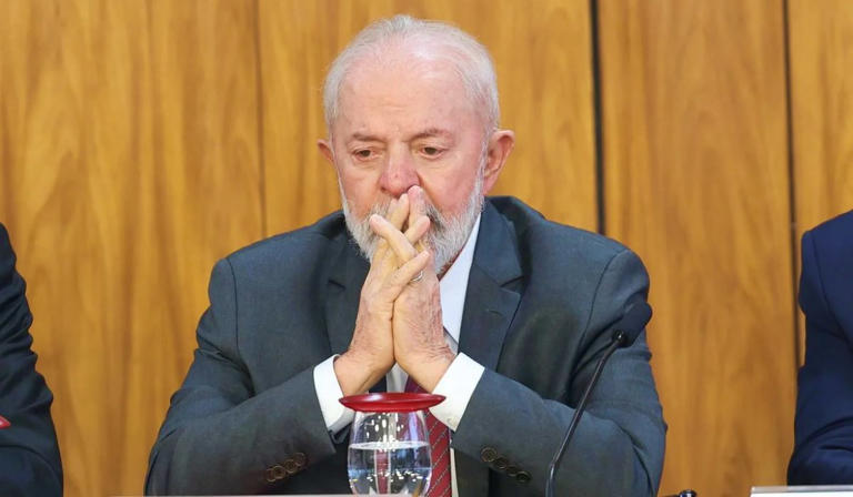 DE TANTO FORÇAR A GARGANTA NA CAMPANHA, LULA TENTA RECUPERAR A VOZ COM TRATAMENTO ESPECÍFICO