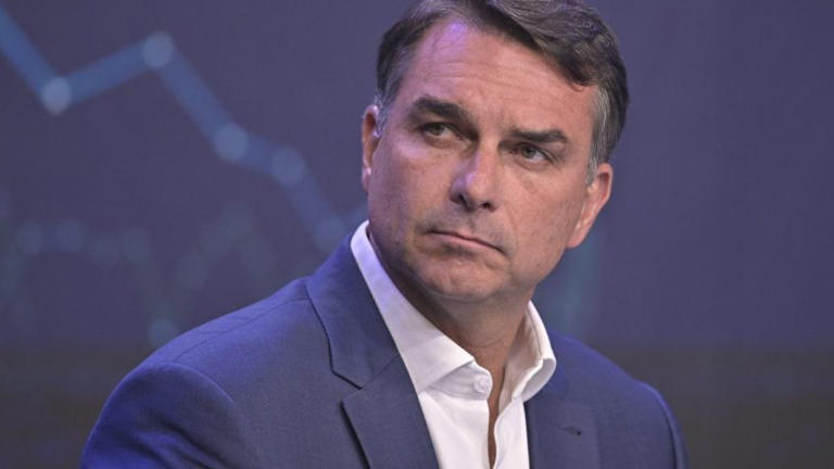 INTERNAUTAS VÊM FLÁVIO BOLSONARO COMO HOMEM MANIPULADOR, IRÔNICO E MENTIROSO