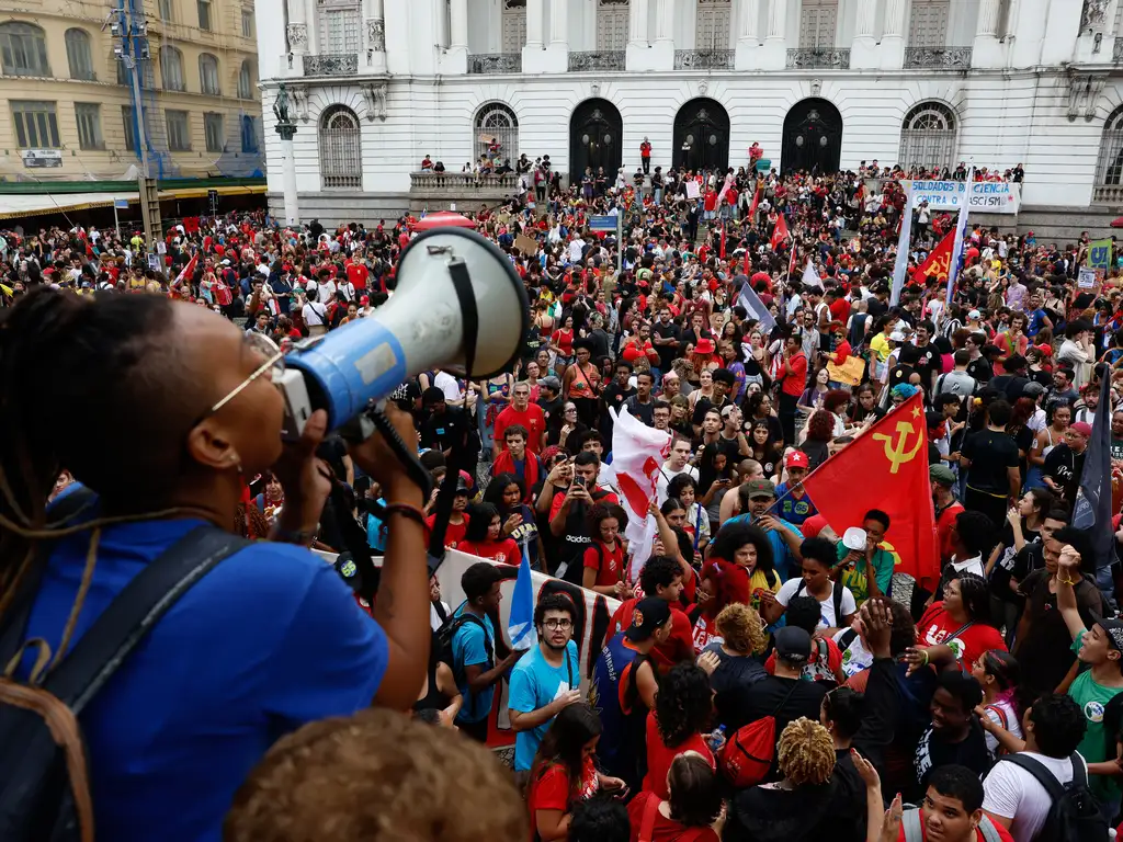 A DEMOCRACIA BRASILEIRA MUDOU DE PALCO: DAS ELITES POLÍTICAS ÀS REDES E ÀS RUAS