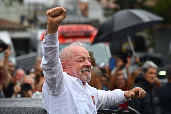 LULA RECEBE APOIO INTERNACIONAL E VIRA SÍMBOLO DE RESISTÊNCIA À ONDA CONSERVADORA