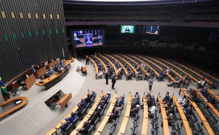 CÂMARA QUE SAI DAS  URNAS IMPÕE UM NOVO EQUILÍBRIO DE FORÇAS